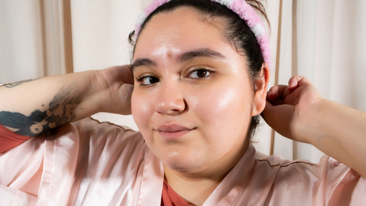 Portrait d'une femme après le soin, peau éclatante