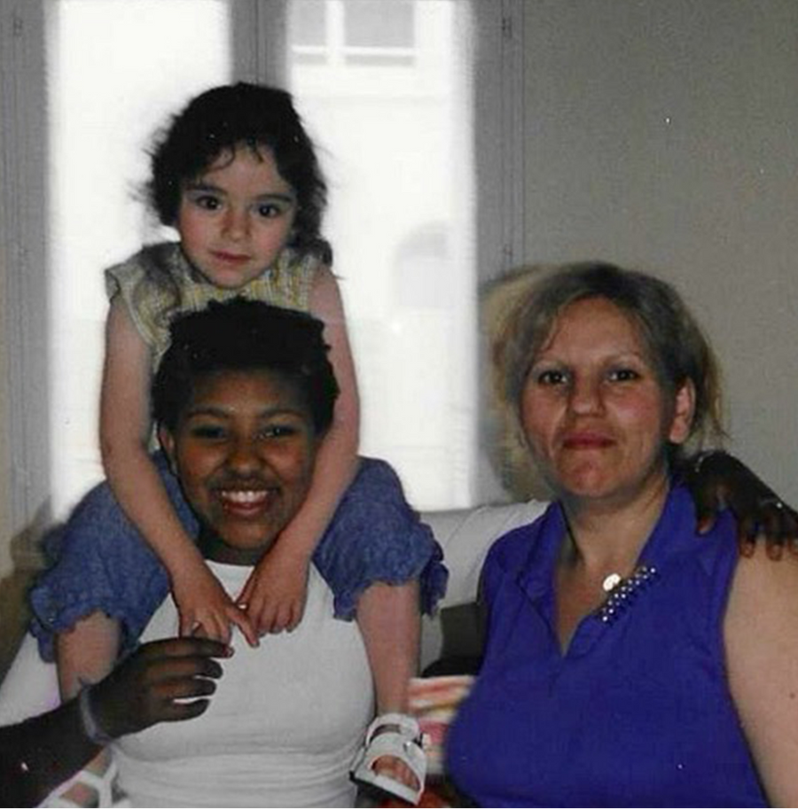 Photo de famille : la mère et ses filles, fondatrices de Wawatte