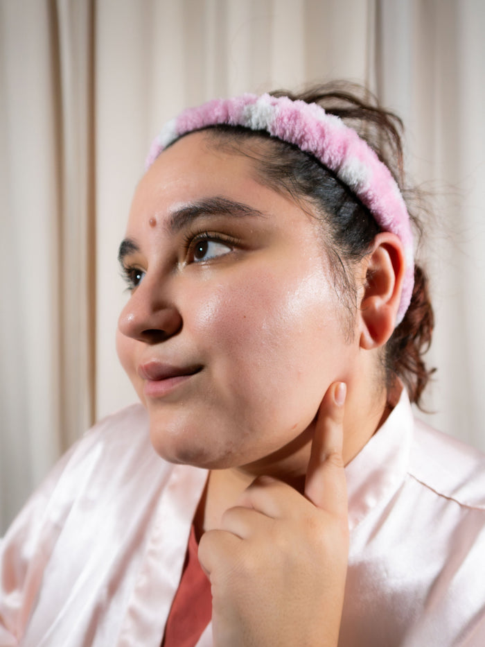 Portrait d'une femme avec un bandeau rose